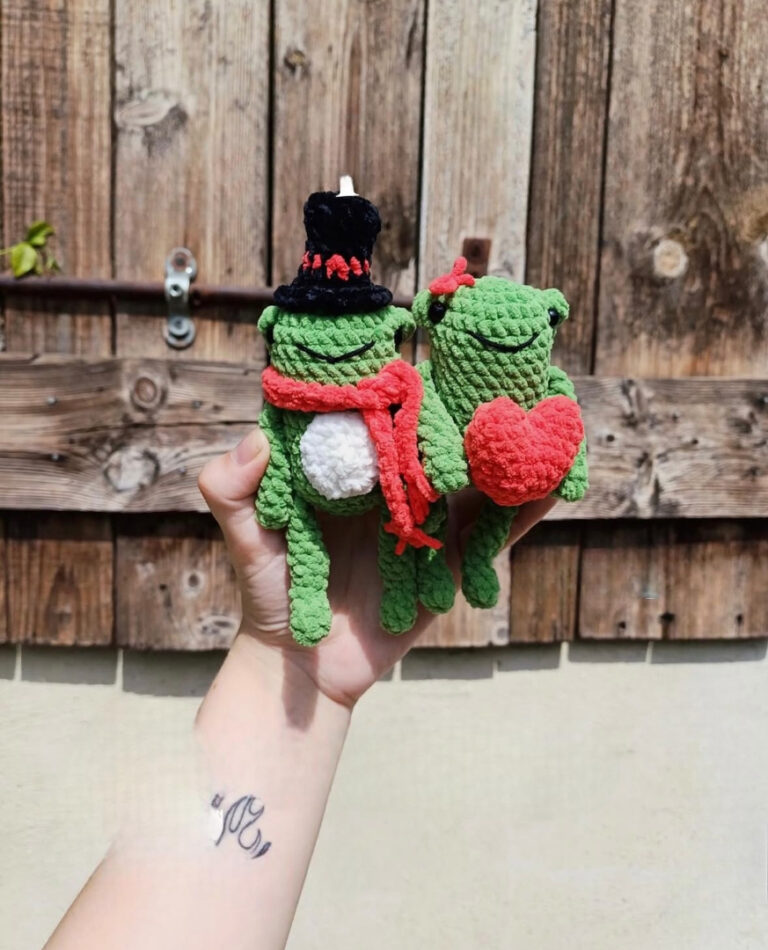 I Crochet the Most Romantic Frog Couple Free Amigurumi Pattern