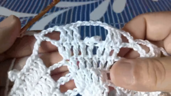 Building lace rows for a crochet ruffled top