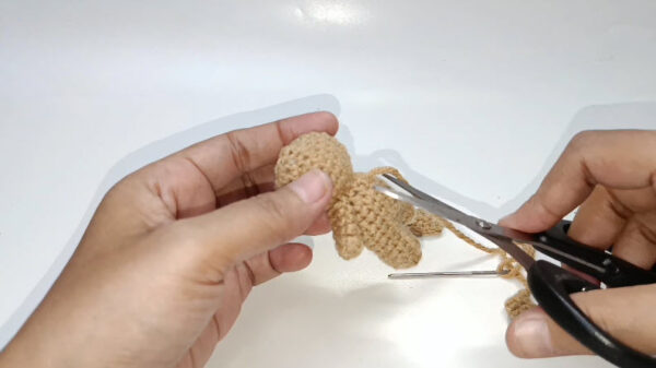 Joining white and orange yarn to shape amigurumi body
