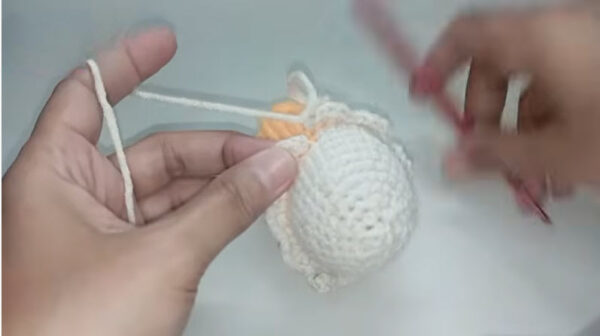 Joining white and orange yarn to shape amigurumi body