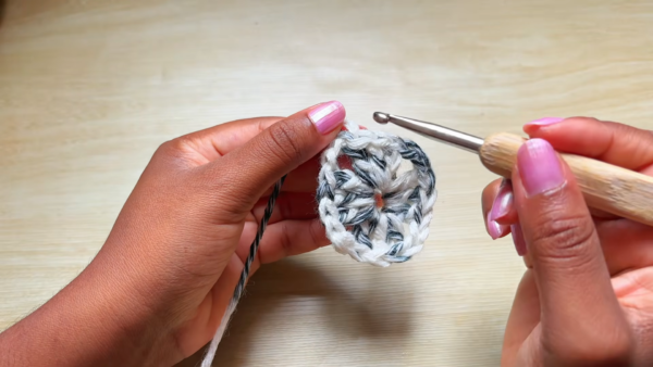 Small crochet motif for a shorts panel pattern