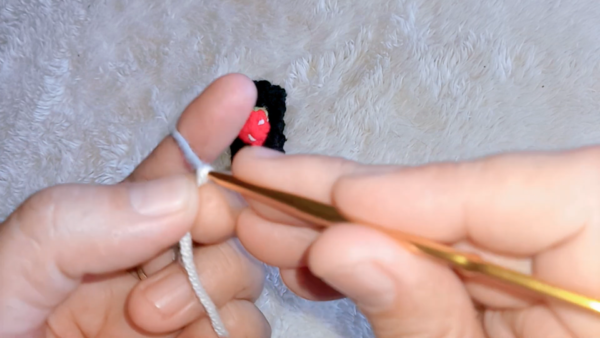 White strawberry stitches with hook