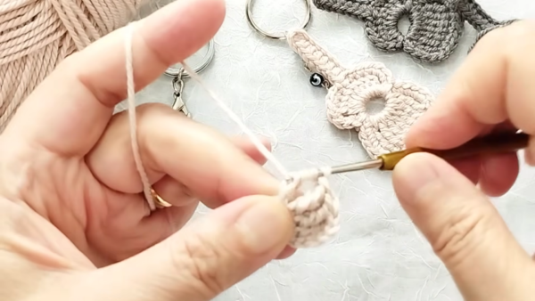 https://www.easyhandicrafts.com/wp-content/uploads/2026/09/Adding-stitches-to-circular-flower-piece.png