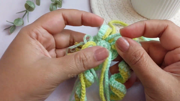 Attaching curly tentacles to jellyfish body