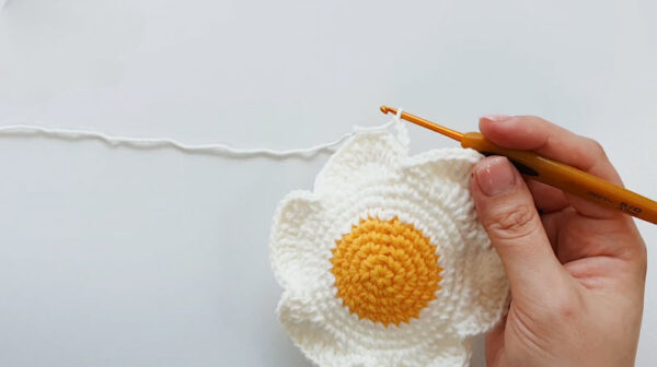 Chain 40 forming strap for daisy pouch