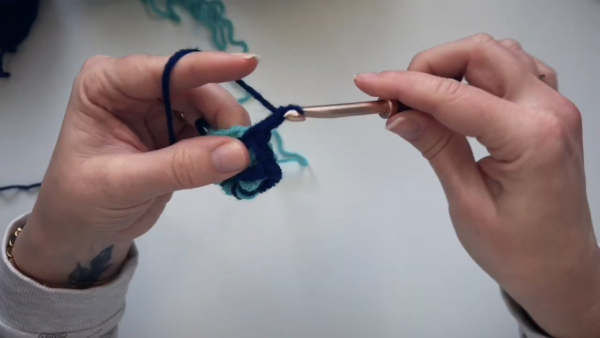 Changing yarn color mid crochet round