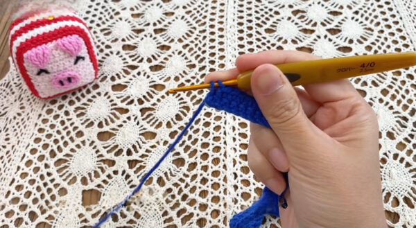 Changing yarn color on crochet dice pig