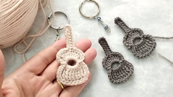 Crochet a Mini Guitar Keychain Pattern for a Cute Gift (2)