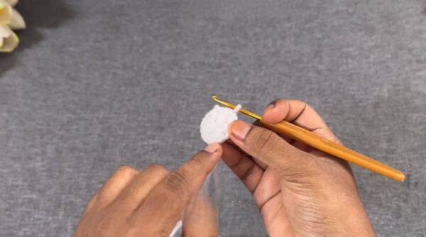 Crocheting small white round shape