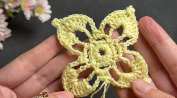 Finished crochet flower motif for table runner pattern