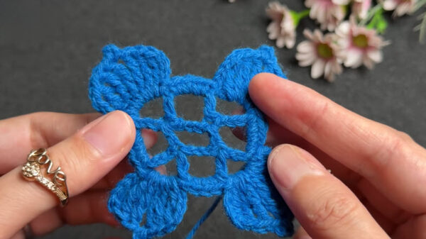Finished lattice motif for blue crochet coaster