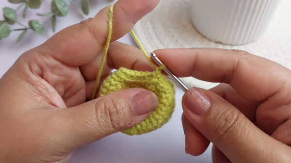 Making chain loops for jellyfish tentacles