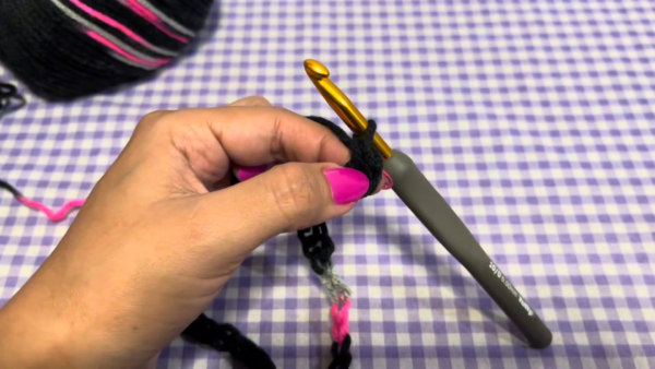 Making foundation chain with black yarn