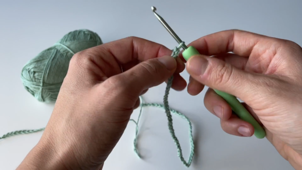 Making foundation chain with green yarn