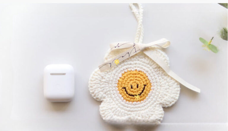 Smile Crochet Daisy AirPods Case Pattern with ribbon tie