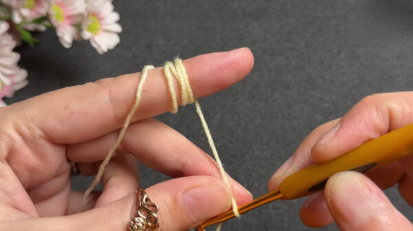 Starting magic ring for crochet table runner motif
