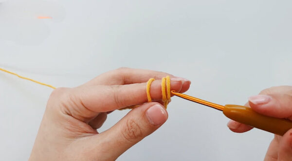 Starting magic ring for daisy pouch flower
