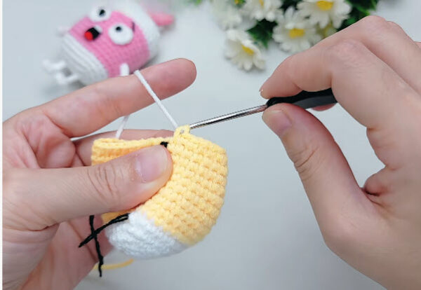 Switching from yellow to white yarn