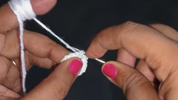 White yarn magic ring shuru crochet hook se.