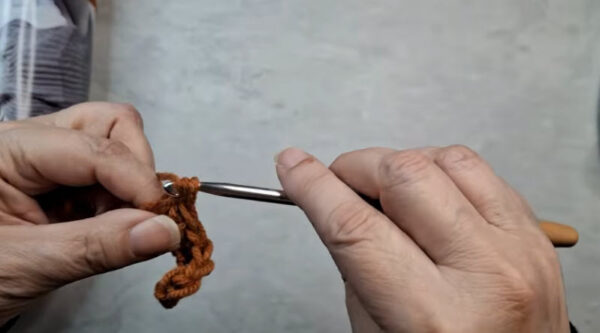 Working chain stitches with metal crochet hook