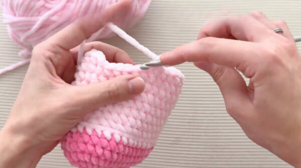 Working rounds on two-tone crochet body