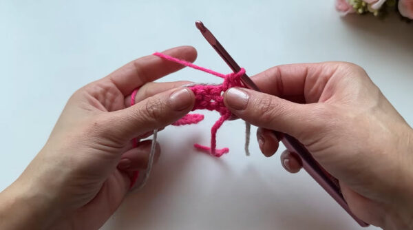 Working second chain stitch loop