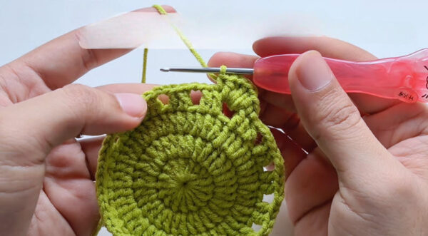 Working shell stitch border around edge