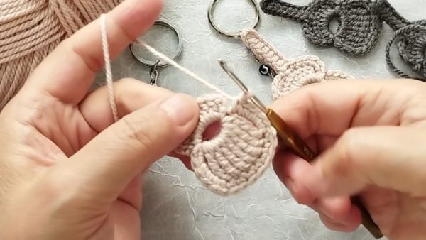 Working single crochet around circle motif