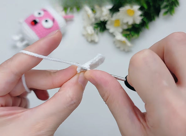 Working single crochet into starting chain