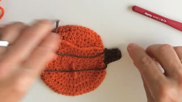 Brown yarn rib lines on the pumpkin towel topper