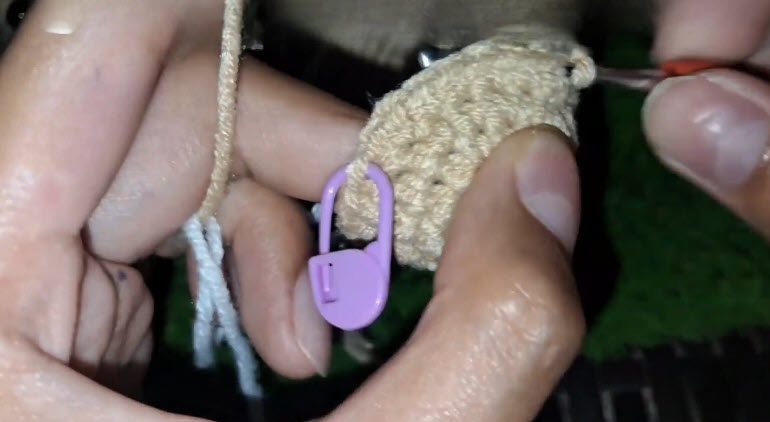 Crochet the beige rounds in single crochet.