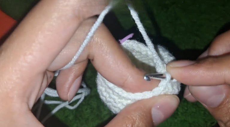 Crochet the white body in rounds.