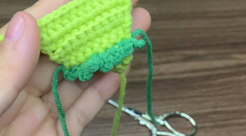 Darker green scalloped edging added along the bottom of the green triangle.