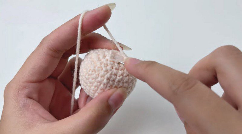 Decreasing stitches to shape the mochi head
