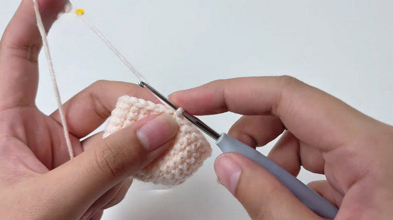 Decreasing stitches to shape the mochi head