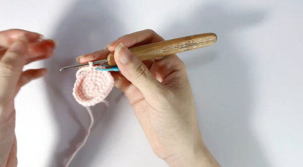 Student pig amigurumi step: flat pink disc growing round by round