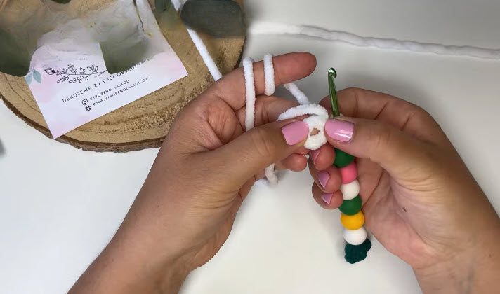 Make 8 single crochets into a magic ring.