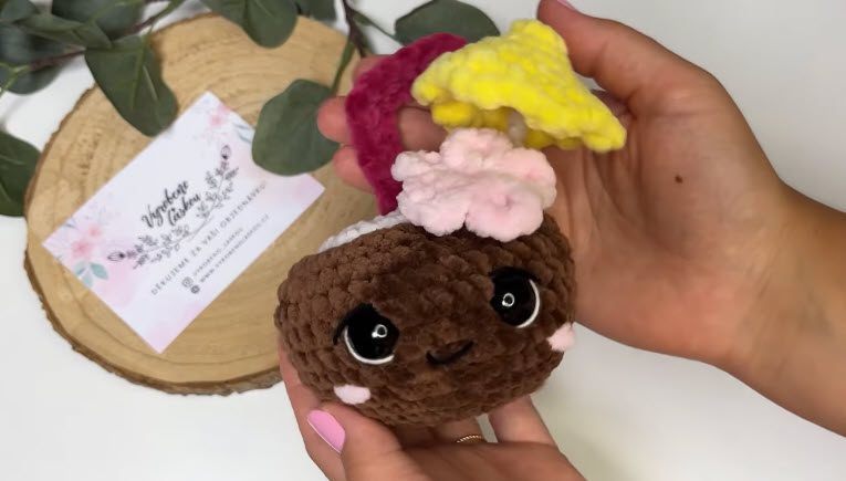 Place the finished flower toppers on the brown plush.