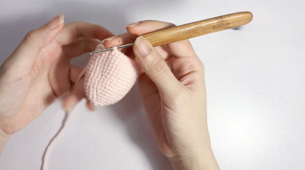 Student pig amigurumi step: round 17 shaping the pink pig body