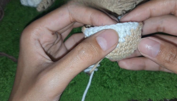 Switch to white yarn for the face patch.
