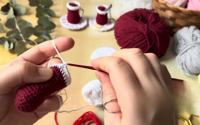 Switching to white yarn to make the cup rim.